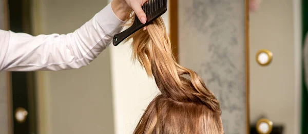 Professionele Haarverzorging Jong Vrouwelijk Blond Met Lang Haar Ontvangst Hairstyling — Stockfoto