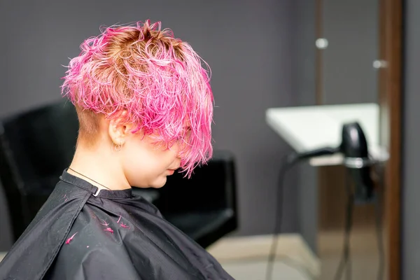 Beautiful Young Pink Haired Caucasian Woman Modern Hair Salon — Stock Photo, Image
