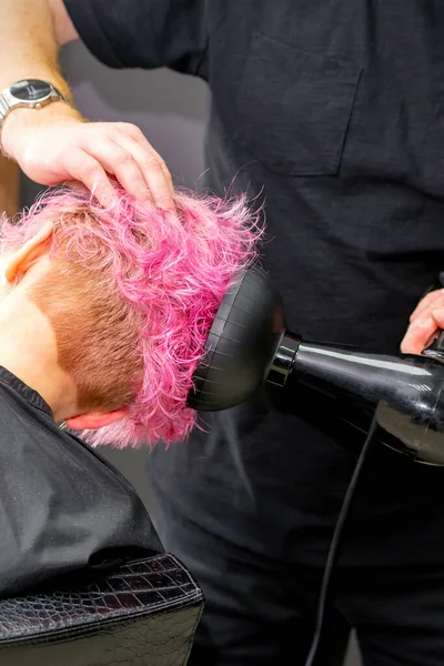미용실에서 미용사의 손으로 솔라를 건조기를 여성의 분홍빛 턱수염을 — 스톡 사진