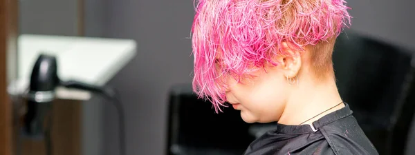 Schöne Junge Rosa Haarige Kaukasierin Modernen Friseursalon — Stockfoto