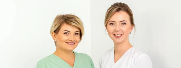 Close Retrato Dois Jovens Sorridentes Mulheres Caucasianas Profissionais Saúde Olhando — Fotografia de Stock