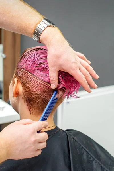 Fryzjer Jest Czesanie Farbowane Różowe Mokre Krótkie Włosy Klienta Kobieta — Zdjęcie stockowe