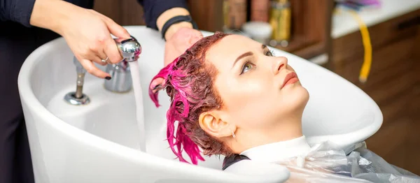 Lavarse Pelo Teñido Mujer Una Joven Caucásica Lavándose Pelo Salón —  Fotos de Stock