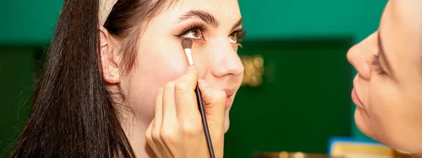 Maquillaje Proceso Mano Del Maquillador Aplica Sombra Ojos Bajo Los — Foto de Stock