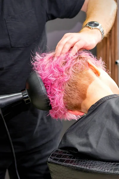Suszenie Krótkie Różowe Bob Fryzura Młodej Białej Kobiety Czarną Suszarką — Zdjęcie stockowe