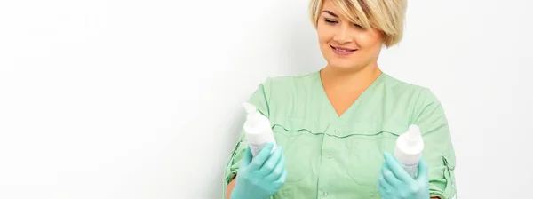 Kosmetyki Kremy Produkty Pielęgnacji Skóry Rękach Kobiety Kosmetyczka Uśmiechając Się — Zdjęcie stockowe