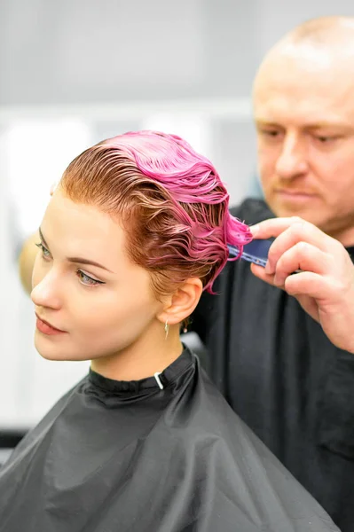 Περικοπή Από Βαμμένα Κοντά Ροζ Βρεγμένα Μαλλιά Νεαρής Καυκάσιας Γυναίκας — Φωτογραφία Αρχείου