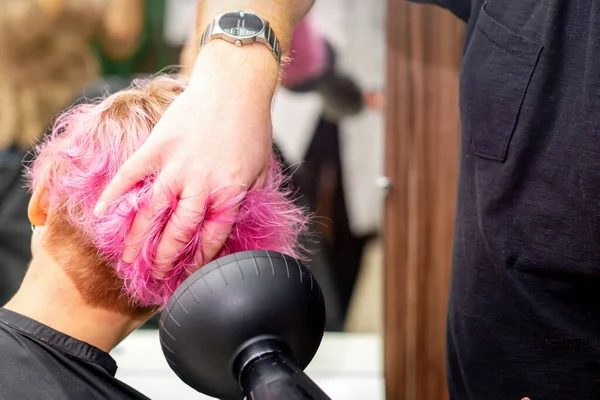 Drying Short Pink Bob Hairstyle Young Caucasian Woman Black Hair — Stock Photo, Image