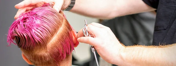 Haarschnitt Von Gefärbten Kurzen Rosafarbenen Nassen Haaren Einer Jungen Kaukasischen — Stockfoto