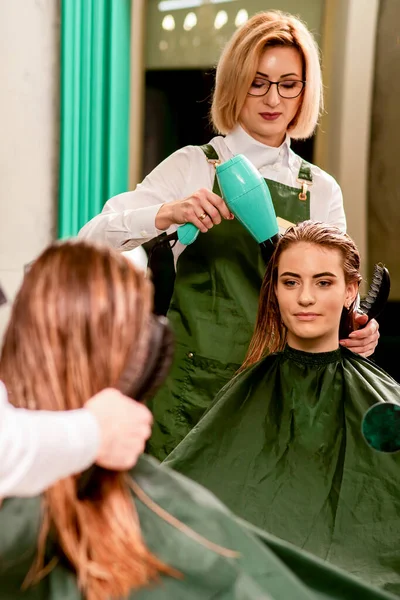 Kuaför Güzellik Salonundaki Güzel Beyaz Kadının Saç Kurutma Makinesiyle Saçlarını — Stok fotoğraf
