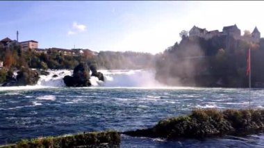 Şelale ve damlalar İsviçre 'deki Rhine Falls' a saçıldı. 4K
