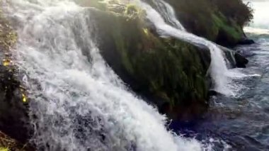 Şelale ve damlalar İsviçre 'deki Rhine Falls' a saçıldı. 4K