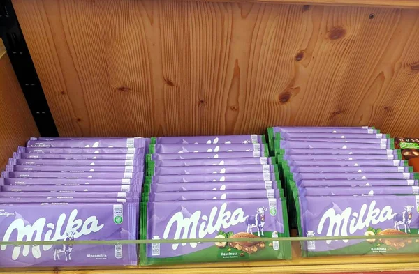 Uma Variedade Barras Chocolate Milka Ordenadamente Organizadas Nas Prateleiras Supermercado — Fotografia de Stock