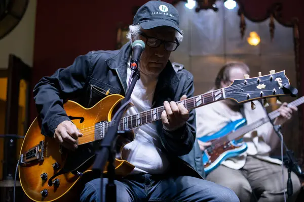 Gitarist Maurice Tani Vallejo, Kaliforniya 'daki İmparatoriçe Lounge' da çalarken Kid Andersen 19 Ekim 2022 'de bas gitar çalıyor..
