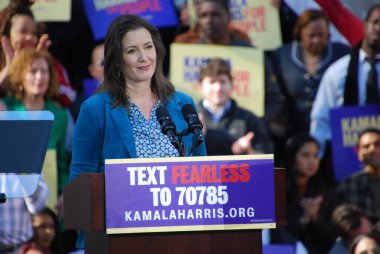 Oakland Belediye Başkanı Libby Schaaf, 27 Ocak 2019 'da Oakland City Hall' da Harris 'in ilk kampanya mitinginde ABD Senatörü Kamala Harris' i takdim ediyor. Harris 21 Ocak 'ta Amerika Birleşik Devletleri başkanlığına aday olacağını açıkladı..