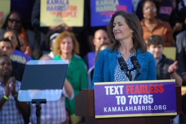 Oakland Belediye Başkanı Libby Schaaf, 27 Ocak 2019 'da Oakland City Hall' da Harris 'in ilk kampanya mitinginde ABD Senatörü Kamala Harris' i takdim ediyor. Harris 21 Ocak 'ta Amerika Birleşik Devletleri başkanlığına aday olacağını açıkladı..