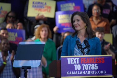 Oakland Belediye Başkanı Libby Schaaf, 27 Ocak 2019 'da Oakland City Hall' da Harris 'in ilk kampanya mitinginde ABD Senatörü Kamala Harris' i takdim ediyor. Harris 21 Ocak 'ta Amerika Birleşik Devletleri başkanlığına aday olacağını açıkladı..