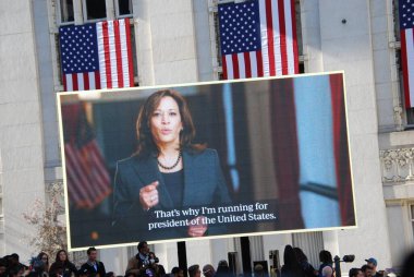 ABD Senatörü Kamala Harris 'in kampanyasının reklamı 27 Ocak 2019' da Oakland City Hall 'un dışında Harris' in ilk kampanya mitinginde büyük ekranda oynuyor. Harris 21 Ocak 'ta Amerika Birleşik Devletleri başkanlığına aday olacağını açıkladı..