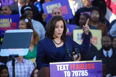 ABD Senatörü Kamala Harris, 27 Ocak 2019 'da Kaliforniya' daki Oakland Belediye Binası 'nın dışındaki ilk kampanya mitinginde konuşma yapacak. Harris 21 Ocak 'ta Amerika Birleşik Devletleri başkanlığına aday olacağını açıkladı..