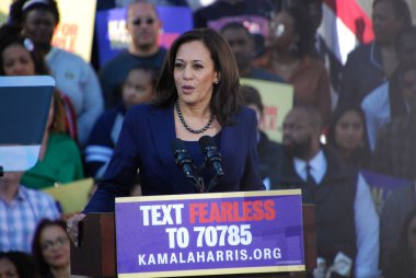 ABD Senatörü Kamala Harris, 27 Ocak 2019 'da Kaliforniya' daki Oakland Belediye Binası 'nın dışındaki ilk kampanya mitinginde konuşma yapacak. Harris 21 Ocak 'ta Amerika Birleşik Devletleri başkanlığına aday olacağını açıkladı..