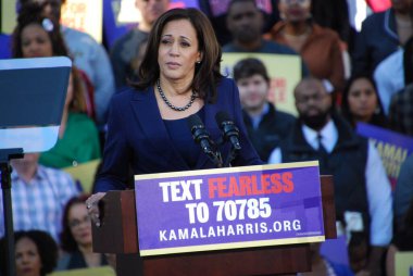 ABD Senatörü Kamala Harris, 27 Ocak 2019 'da Kaliforniya' daki Oakland Belediye Binası 'nın dışındaki ilk kampanya mitinginde konuşma yapacak. Harris 21 Ocak 'ta Amerika Birleşik Devletleri başkanlığına aday olacağını açıkladı..