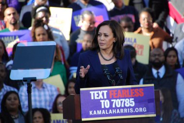 ABD Senatörü Kamala Harris, 27 Ocak 2019 'da Kaliforniya' daki Oakland Belediye Binası 'nın dışındaki ilk kampanya mitinginde konuşma yapacak. Harris 21 Ocak 'ta Amerika Birleşik Devletleri başkanlığına aday olacağını açıkladı..