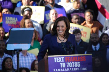 ABD Senatörü Kamala Harris, 27 Ocak 2019 'da Kaliforniya' daki Oakland Belediye Binası 'nın dışındaki ilk kampanya mitinginde konuşma yapacak. Harris 21 Ocak 'ta Amerika Birleşik Devletleri başkanlığına aday olacağını açıkladı..