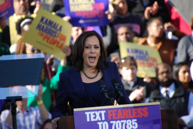 ABD Senatörü Kamala Harris, 27 Ocak 2019 'da Kaliforniya' daki Oakland Belediye Binası 'nın dışındaki ilk kampanya mitinginde konuşma yapacak. Harris 21 Ocak 'ta Amerika Birleşik Devletleri başkanlığına aday olacağını açıkladı..
