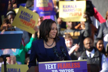 ABD Senatörü Kamala Harris, 27 Ocak 2019 'da Kaliforniya' daki Oakland Belediye Binası 'nın dışındaki ilk kampanya mitinginde konuşma yapacak. Harris 21 Ocak 'ta Amerika Birleşik Devletleri başkanlığına aday olacağını açıkladı..