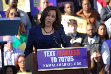 ABD Senatörü Kamala Harris, 27 Ocak 2019 'da Kaliforniya' daki Oakland Belediye Binası 'nın dışındaki ilk kampanya mitinginde konuşma yapacak. Harris 21 Ocak 'ta Amerika Birleşik Devletleri başkanlığına aday olacağını açıkladı..