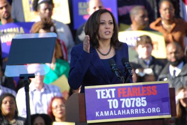 ABD Senatörü Kamala Harris, 27 Ocak 2019 'da Kaliforniya' daki Oakland Belediye Binası 'nın dışındaki ilk kampanya mitinginde konuşma yapacak. Harris 21 Ocak 'ta Amerika Birleşik Devletleri başkanlığına aday olacağını açıkladı..