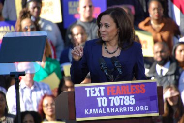 ABD Senatörü Kamala Harris, 27 Ocak 2019 'da Kaliforniya' daki Oakland Belediye Binası 'nın dışındaki ilk kampanya mitinginde konuşma yapacak. Harris 21 Ocak 'ta Amerika Birleşik Devletleri başkanlığına aday olacağını açıkladı..