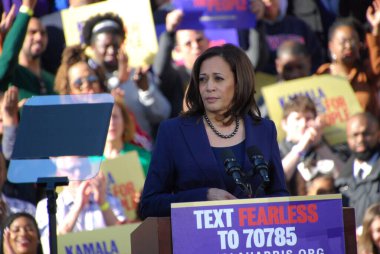 ABD Senatörü Kamala Harris, 27 Ocak 2019 'da Kaliforniya' daki Oakland Belediye Binası 'nın dışındaki ilk kampanya mitinginde konuşma yapacak. Harris 21 Ocak 'ta Amerika Birleşik Devletleri başkanlığına aday olacağını açıkladı..