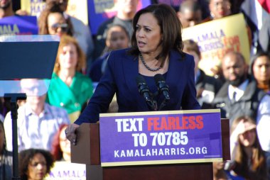 ABD Senatörü Kamala Harris, 27 Ocak 2019 'da Kaliforniya' daki Oakland Belediye Binası 'nın dışındaki ilk kampanya mitinginde konuşma yapacak. Harris 21 Ocak 'ta Amerika Birleşik Devletleri başkanlığına aday olacağını açıkladı..