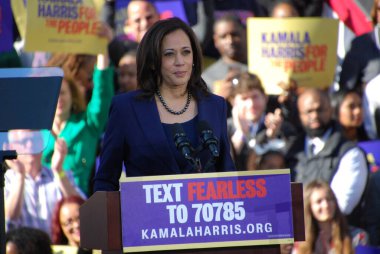 ABD Senatörü Kamala Harris, 27 Ocak 2019 'da Kaliforniya' daki Oakland Belediye Binası 'nın dışındaki ilk kampanya mitinginde konuşma yapacak. Harris 21 Ocak 'ta Amerika Birleşik Devletleri başkanlığına aday olacağını açıkladı..