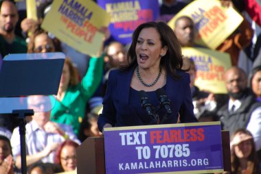 ABD Senatörü Kamala Harris, 27 Ocak 2019 'da Kaliforniya' daki Oakland Belediye Binası 'nın dışındaki ilk kampanya mitinginde konuşma yapacak. Harris 21 Ocak 'ta Amerika Birleşik Devletleri başkanlığına aday olacağını açıkladı..