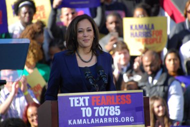ABD Senatörü Kamala Harris, 27 Ocak 2019 'da Kaliforniya' daki Oakland Belediye Binası 'nın dışındaki ilk kampanya mitinginde konuşma yapacak. Harris 21 Ocak 'ta Amerika Birleşik Devletleri başkanlığına aday olacağını açıkladı..