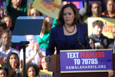 ABD Senatörü Kamala Harris, 27 Ocak 2019 'da Kaliforniya' daki Oakland Belediye Binası 'nın dışındaki ilk kampanya mitinginde konuşma yapacak. Harris 21 Ocak 'ta Amerika Birleşik Devletleri başkanlığına aday olacağını açıkladı..