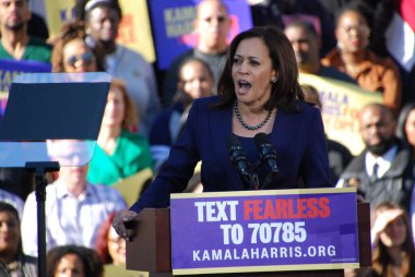 ABD Senatörü Kamala Harris, 27 Ocak 2019 'da Kaliforniya' daki Oakland Belediye Binası 'nın dışındaki ilk kampanya mitinginde konuşma yapacak. Harris 21 Ocak 'ta Amerika Birleşik Devletleri başkanlığına aday olacağını açıkladı..