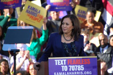 ABD Senatörü Kamala Harris, 27 Ocak 2019 'da Kaliforniya' daki Oakland Belediye Binası 'nın dışındaki ilk kampanya mitinginde konuşma yapacak. Harris 21 Ocak 'ta Amerika Birleşik Devletleri başkanlığına aday olacağını açıkladı..