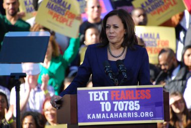 ABD Senatörü Kamala Harris, 27 Ocak 2019 'da Kaliforniya' daki Oakland Belediye Binası 'nın dışındaki ilk kampanya mitinginde konuşma yapacak. Harris 21 Ocak 'ta Amerika Birleşik Devletleri başkanlığına aday olacağını açıkladı..