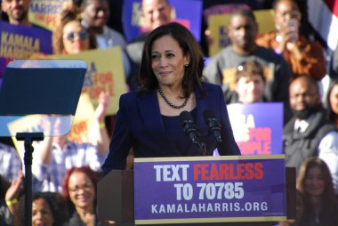 ABD Senatörü Kamala Harris, 27 Ocak 2019 'da Kaliforniya' daki Oakland Belediye Binası 'nın dışındaki ilk kampanya mitinginde konuşma yapacak. Harris 21 Ocak 'ta Amerika Birleşik Devletleri başkanlığına aday olacağını açıkladı..