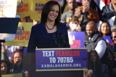 ABD Senatörü Kamala Harris, 27 Ocak 2019 'da Kaliforniya' daki Oakland Belediye Binası 'nın dışındaki ilk kampanya mitinginde konuşma yapacak. Harris 21 Ocak 'ta Amerika Birleşik Devletleri başkanlığına aday olacağını açıkladı..