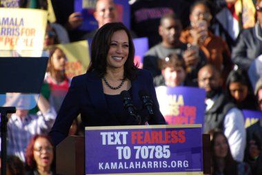 ABD Senatörü Kamala Harris, 27 Ocak 2019 'da Kaliforniya' daki Oakland Belediye Binası 'nın dışındaki ilk kampanya mitinginde konuşma yapacak. Harris 21 Ocak 'ta Amerika Birleşik Devletleri başkanlığına aday olacağını açıkladı..