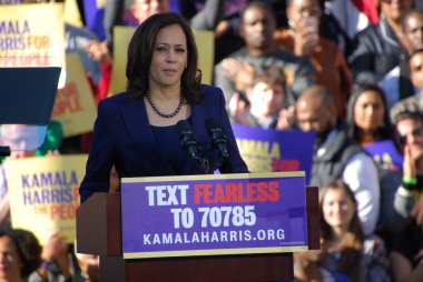 ABD Senatörü Kamala Harris, 27 Ocak 2019 'da Kaliforniya' daki Oakland Belediye Binası 'nın dışındaki ilk kampanya mitinginde konuşma yapacak. Harris 21 Ocak 'ta Amerika Birleşik Devletleri başkanlığına aday olacağını açıkladı..
