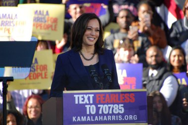 ABD Senatörü Kamala Harris, 27 Ocak 2019 'da Kaliforniya' daki Oakland Belediye Binası 'nın dışındaki ilk kampanya mitinginde konuşma yapacak. Harris 21 Ocak 'ta Amerika Birleşik Devletleri başkanlığına aday olacağını açıkladı..