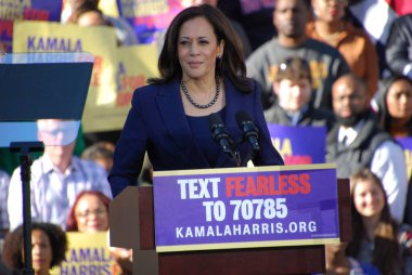 ABD Senatörü Kamala Harris, 27 Ocak 2019 'da Kaliforniya' daki Oakland Belediye Binası 'nın dışındaki ilk kampanya mitinginde konuşma yapacak. Harris 21 Ocak 'ta Amerika Birleşik Devletleri başkanlığına aday olacağını açıkladı..