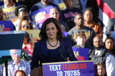 ABD Senatörü Kamala Harris, 27 Ocak 2019 'da Kaliforniya' daki Oakland Belediye Binası 'nın dışındaki ilk kampanya mitinginde konuşma yapacak. Harris 21 Ocak 'ta Amerika Birleşik Devletleri başkanlığına aday olacağını açıkladı..