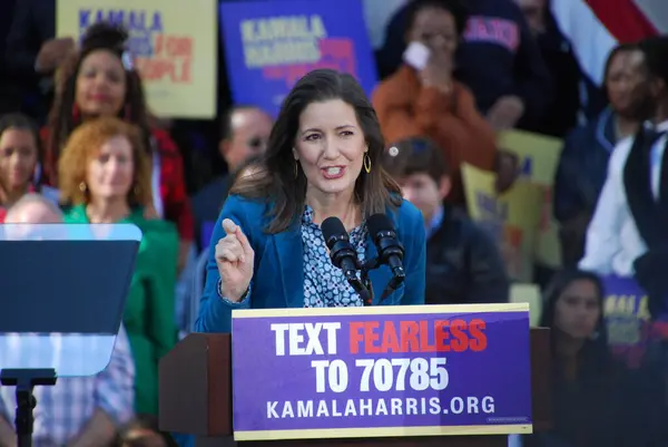 ABD Senatörü Kamala Harris, 27 Ocak 2019 'da Kaliforniya' daki Oakland Belediye Binası 'nın dışındaki ilk kampanya mitinginde konuşma yapacak. Harris 21 Ocak 'ta Amerika Birleşik Devletleri başkanlığına aday olacağını açıkladı..