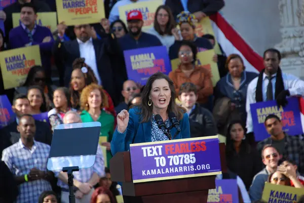 Oakland Belediye Başkanı Libby Schaaf, 27 Ocak 2019 'da Oakland City Hall' da Harris 'in ilk kampanya mitinginde ABD Senatörü Kamala Harris' i takdim ediyor. Harris 21 Ocak 'ta Amerika Birleşik Devletleri başkanlığına aday olacağını açıkladı..